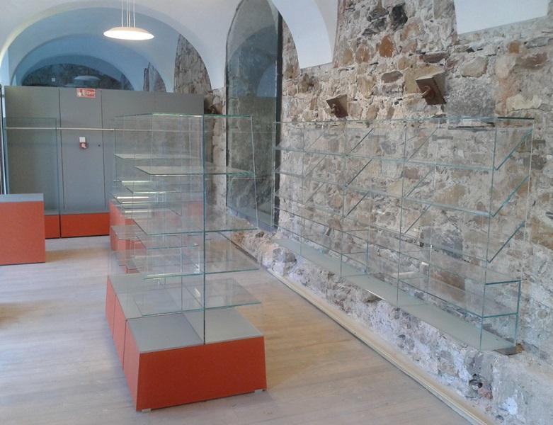 Steklene_vitrine_grad_1.large-800x600