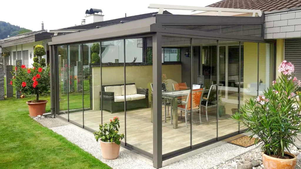 Zložljiva steklena stena po meri v zunanjem prostoru