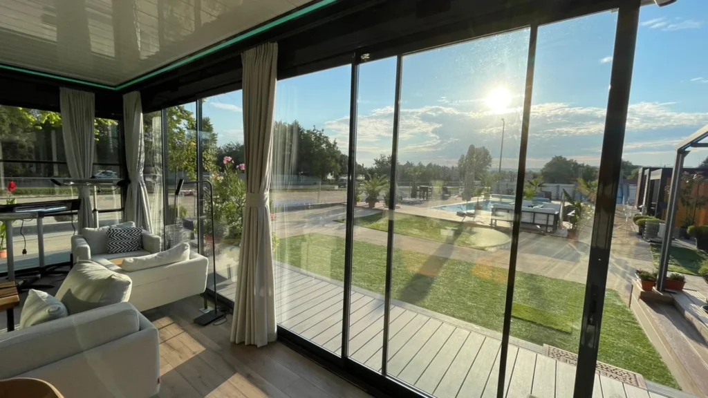 Zložljiva drsna steklena stena na terasi po meri