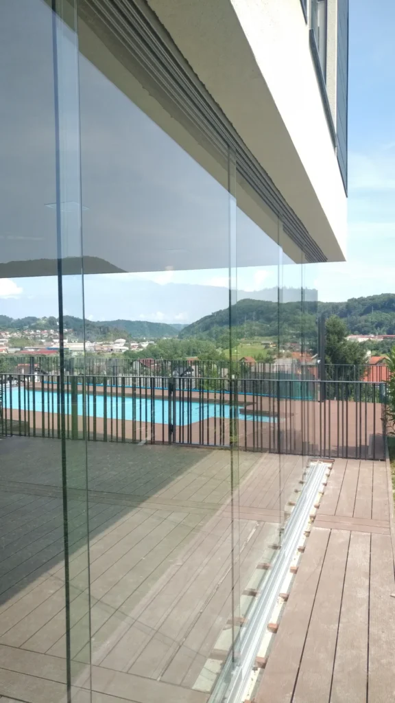 Steklena zložljiva stena za gostinski lokal