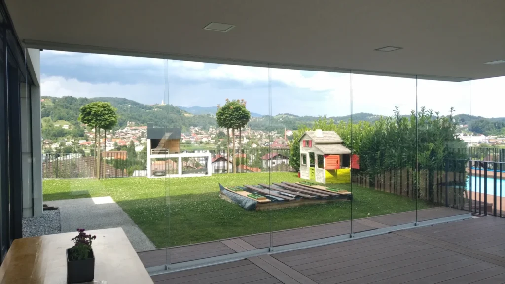 Panoramska zložljiva drsna stena za zimski vrt